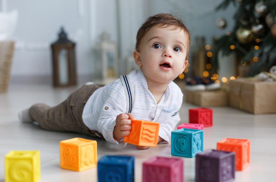 Enfants qui joue avec des cubes